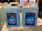 deux bouteilles de Finish Deter posées sur une boîte en carton