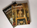 deux livres posés sur une table