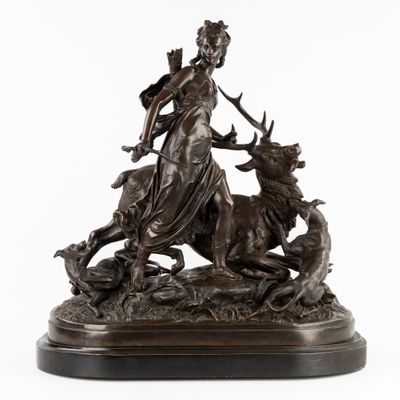 une image représentant une statue en bronze d'une femme et d'un cerf