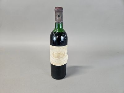 une bouteille de vin posée sur une table