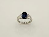 bague en saphir bleu et diamant sur fond blanc