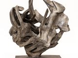une image montrant un gros plan d'une sculpture sur fond blanc