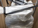 une photo de toilettes dans un carton recouvert de film plastique