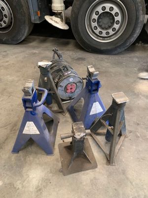 une machine posée au sol devant un camion