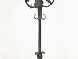 chandelier en fer forgé orné d'un motif représentant un oiseau et une fleur sur le dessus