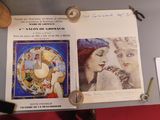 une photo représentant une femme et une horloge posées sur une table