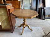 une petite table avec un plateau en bois sur un sol en ciment