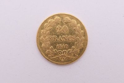 gros plan d'une pièce d'or sur une surface blanche