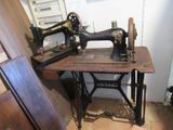 une vieille machine à coudre posée sur une table dans une pièce