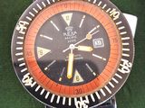 une montre posée sur un tissu vert