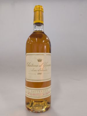une bouteille de vin posée sur une table