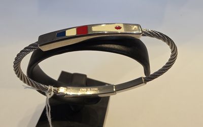 un gros plan d'un bracelet posé sur un présentoir sur une table