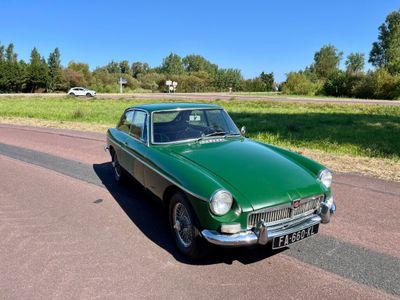 une voiture verte garée sur le bord de la route