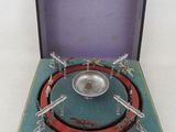 une assiette en argent dans une boîte ornée de libellules