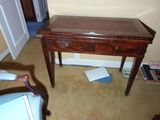 un petit bureau avec un plateau en verre et une chaise dans un coin