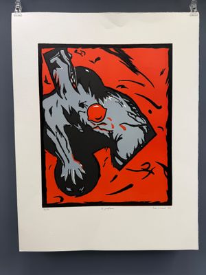 Une affiche orange et noire est accrochée sur un mur bleu