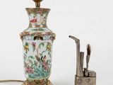 une lampe posée à côté d'un briquet