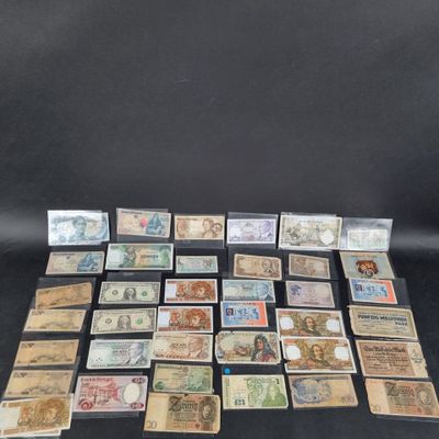 une pile de vieux billets posée sur une table noire