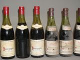plusieurs bouteilles de vin sont alignées sur une table