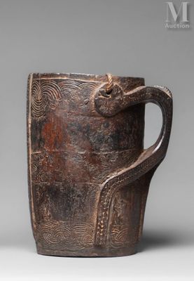 une image représentant une tasse marron avec une anse sur fond gris