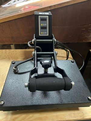 une machine noire posée sur une table en bois