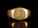 une image représentant une bague-sceau en or sur laquelle figure la lettre « d »