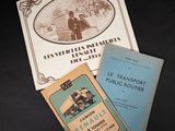 trois livres sont posés sur une table à fond noir
