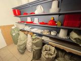de nombreux sacs contenant divers objets sur les étagères de la pièce