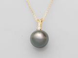 un pendentif composé d'une perle noire et de diamants, monté sur une chaîne en or