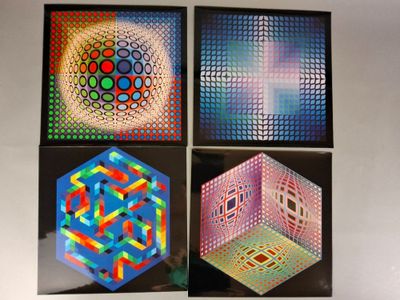 trois images représentant quatre cubes de couleurs différentes posés sur une surface blanche