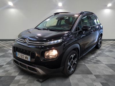 la citrole noire est garée sur un carrelage en damier