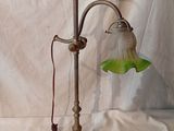 une lampe à l'ancienne avec un abat-jour vert sur fond blanc