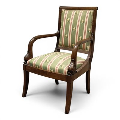 une image d'une chaise avec un siège rembourré à rayures