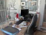 un bureau sur lequel se trouvent un ordinateur et un portable