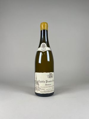 l'image d'une bouteille de vin posée sur une table