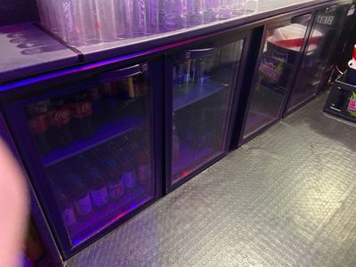 un réfrigérateur sur lequel sont posées de nombreuses bouteilles