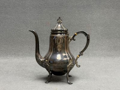 Cafetière en métal argenté H: 26 cm