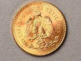 une pièce d'or à l'effigie d'un aigle, posée sur une table