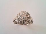 gros plan d'une bague en diamant sur une surface blanche