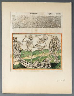 un vieux livre sur lequel figure un dessin représentant des squelettes