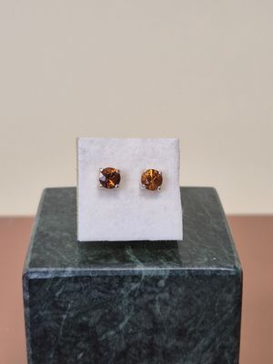 une paire de boucles d'oreilles posée sur un bloc de marbre