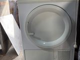 une photo d'une machine à laver dans un garage