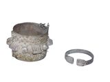une photo d'une bague en argent et d'une bague en argent