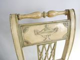 une chaise en bois dont le dossier est orné d'un motif décoratif