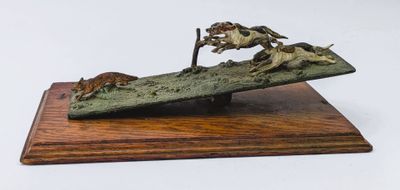 sculpture en bronze représentant un cheval et un chien, posée sur un socle en bois