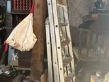 une échelle appuyée contre un poteau dans une pièce