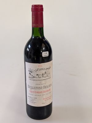une bouteille de vin posée sur une table