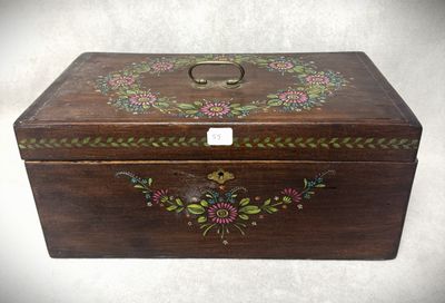 une vieille boîte en bois ornée d'un motif floral