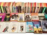 un grand nombre de livres posés sur une table