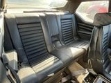 une photo de l'intérieur d'une voiture avec des sièges en cuir noir